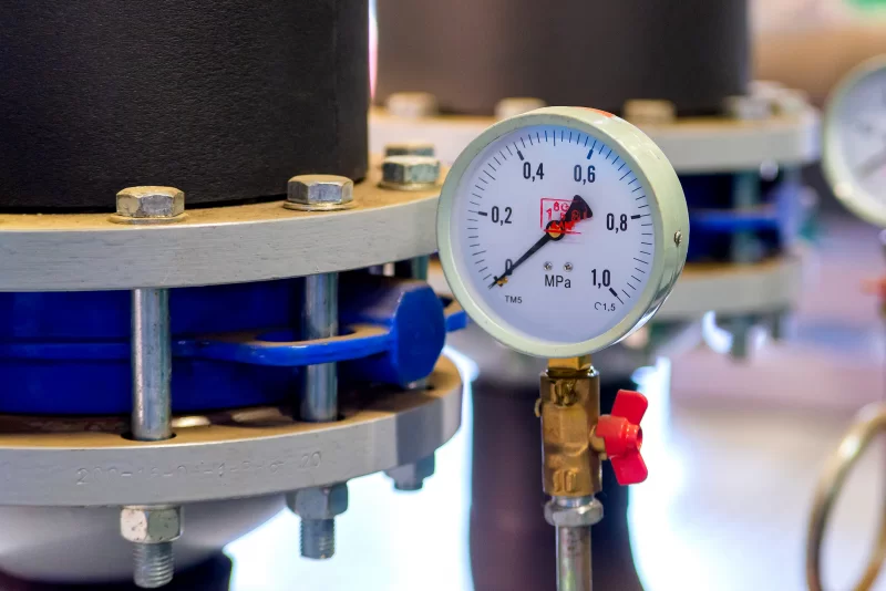 Крупный план манометра в промышленной системе