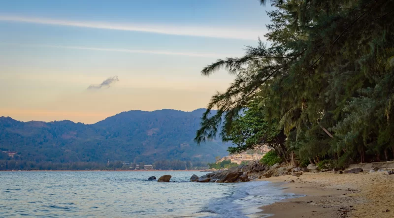 Закат на пляже Хуа в Пхукете