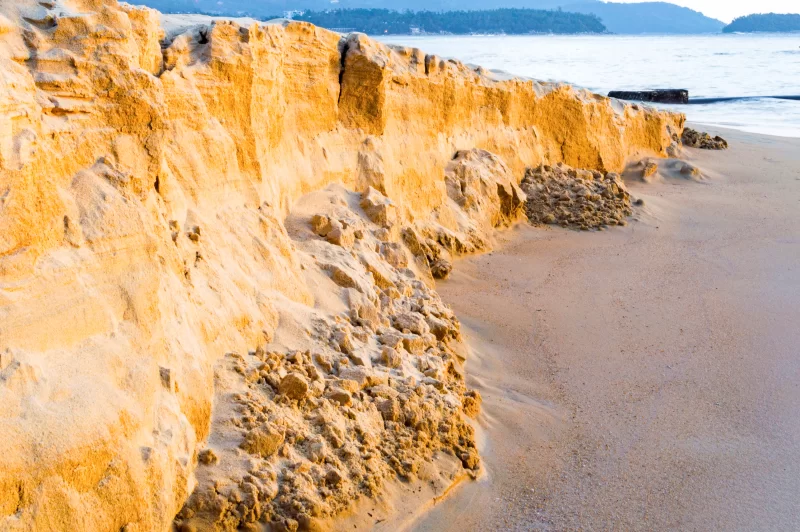 Золотые песчаные скалы на закате