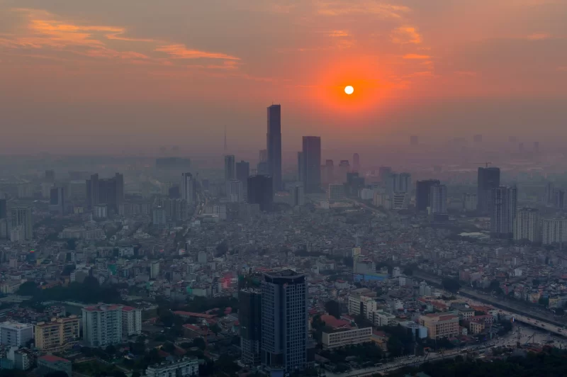 Вид с воздуха на городской пейзаж Ханоя во время заката