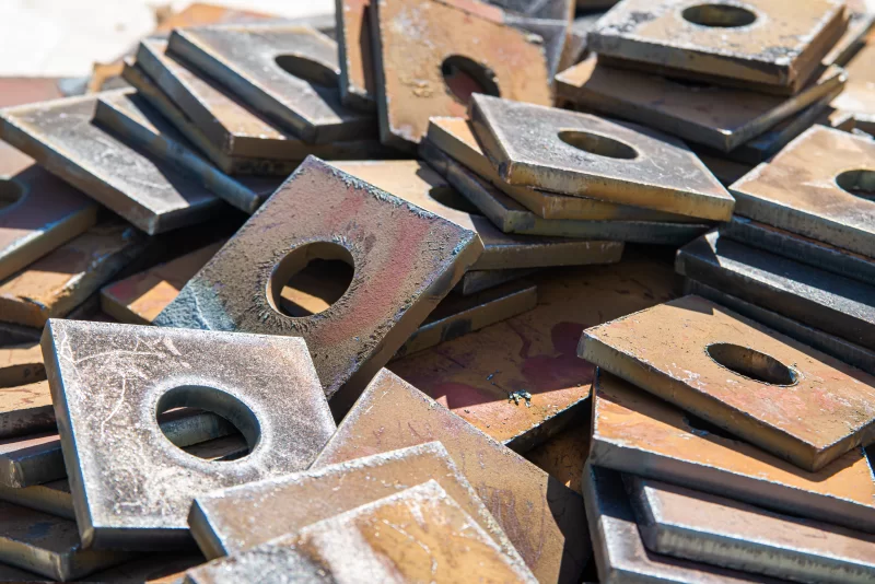 Квадратные металлические шайбы крупным планом