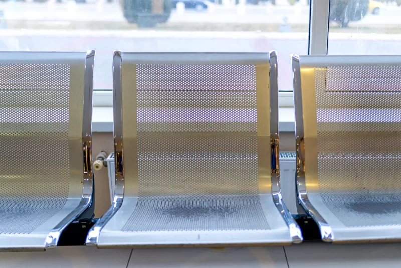 Современные металлические стулья в зале ожидания