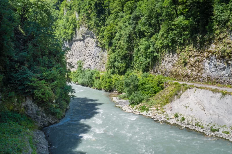 Река в горах в ущелье
