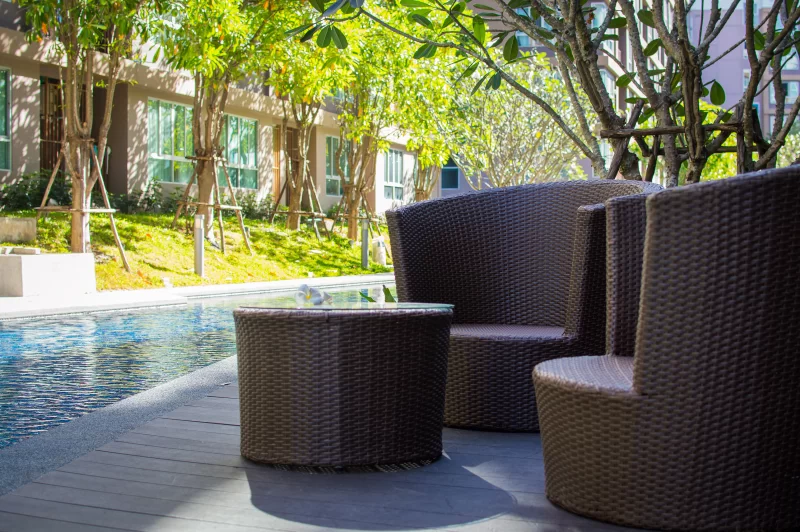 Уютный пляжный отдых у бассейна в солнечный день