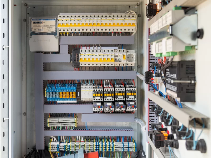 Электрический щит: сложность и порядок проводов, автоматических выключателей и счетчиков