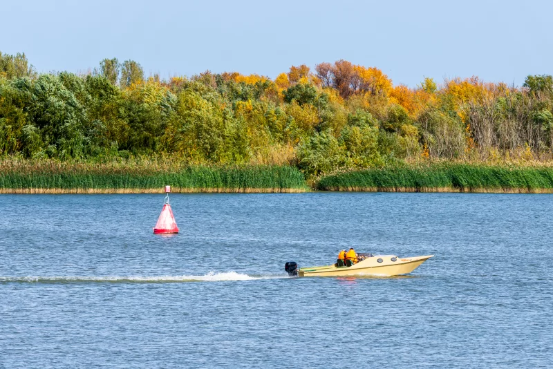 Моторная лодка на реке