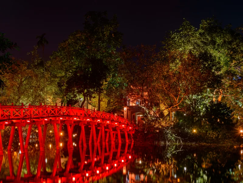 Ночной мост Тхе Хук в Ханое, Вьетнам