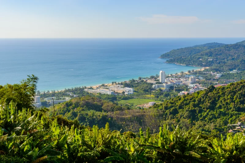 Панорамный вид на пляж и город Патонг