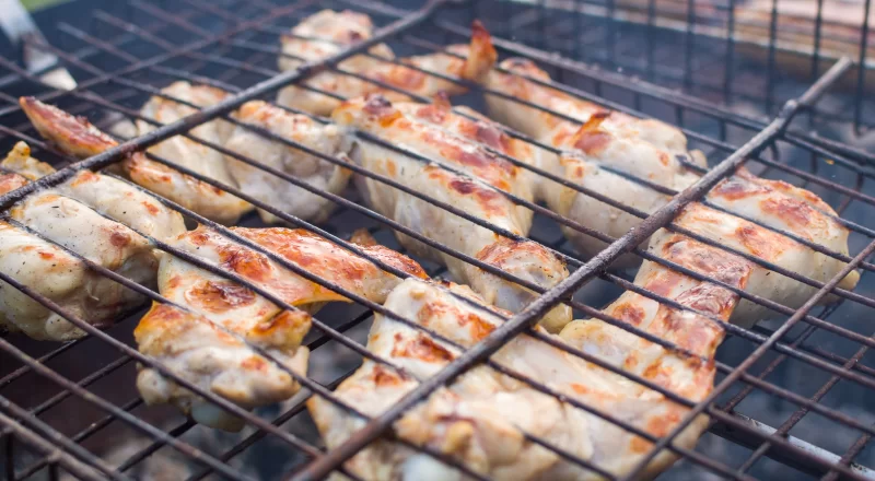 Аппетитные куриные крылышки на гриле: золотистая корочка и дымный аромат