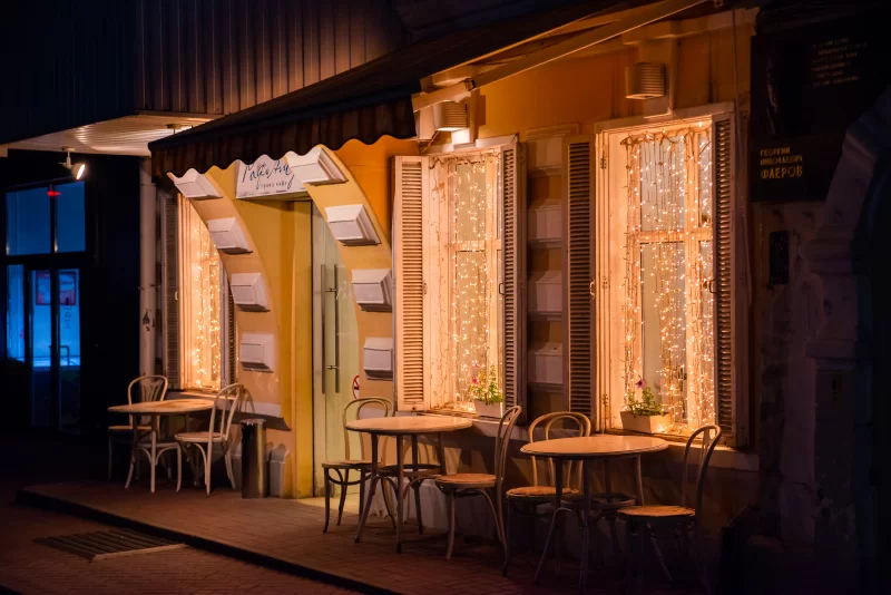 Уютное летнее кафе на открытом воздухе вечером