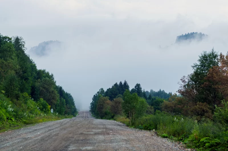 Дорога в облака, туманная горная тропа