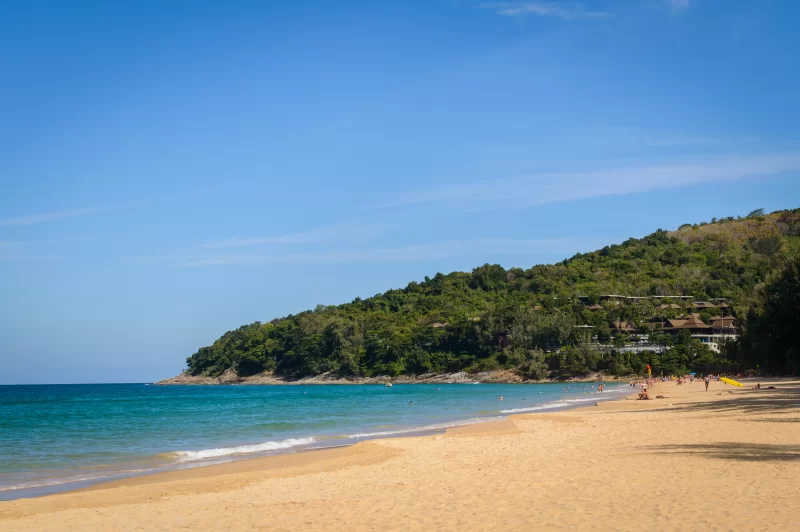 Пляж Наитон Ной с туркобежевой водой и зелёными холмами