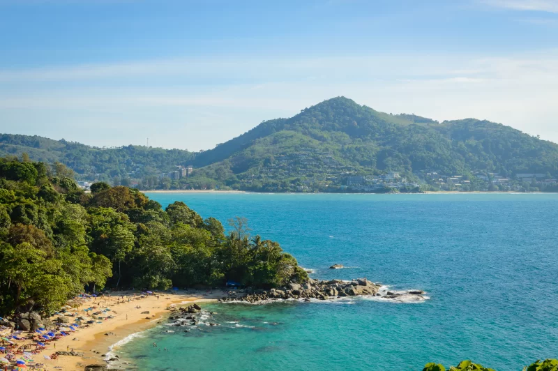 Панорамный вид на пляж Фукета с высокой точки
