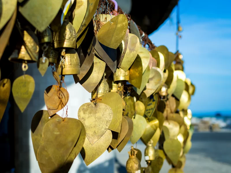 Золотые сердца и колокольчики на фоне моря и неба