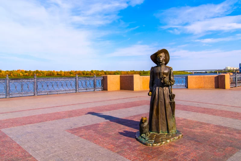 Скульптура «Дама с собачкой»