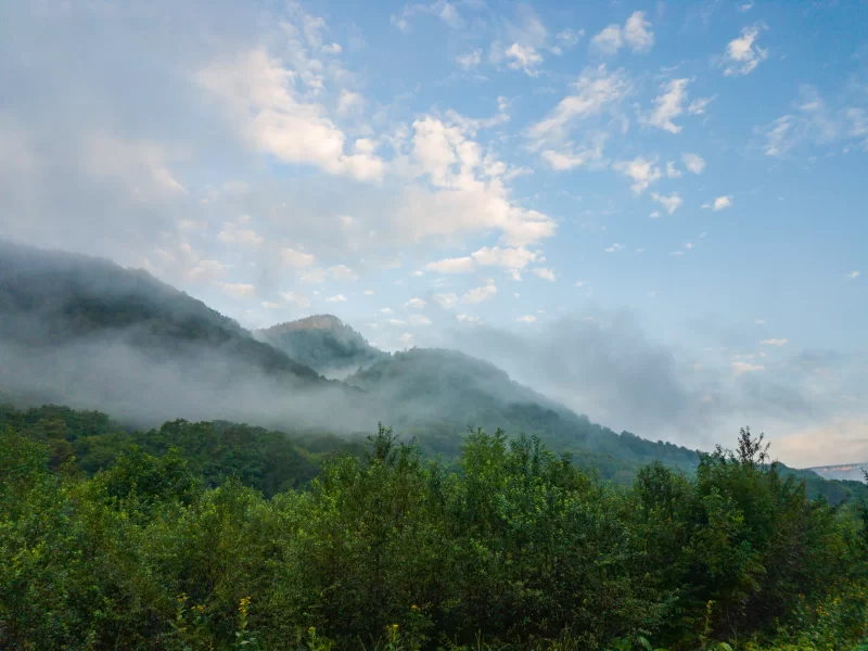 Туманные горы Адыгеи в утреннем свете