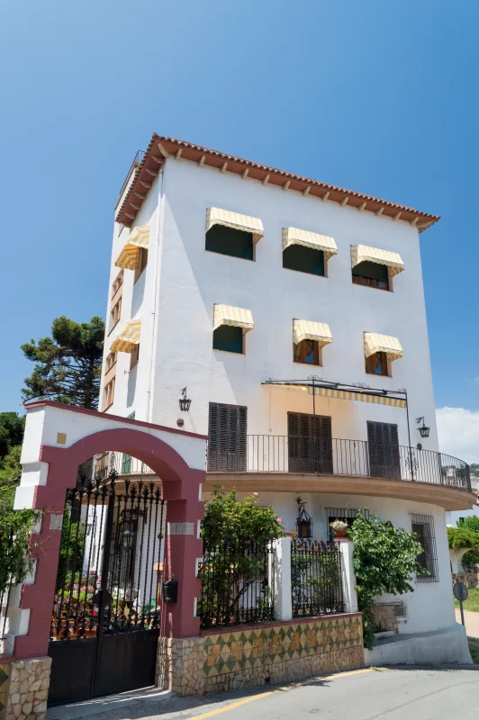 Белый особняк с желтыми жалюзи в Мальграт-де-Мар