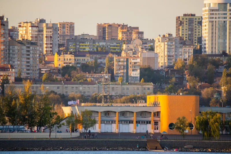 Панорамный вид на город Ростов-на-Дону, залитый солнечным светом