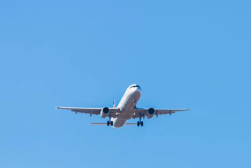 Самолет в небе