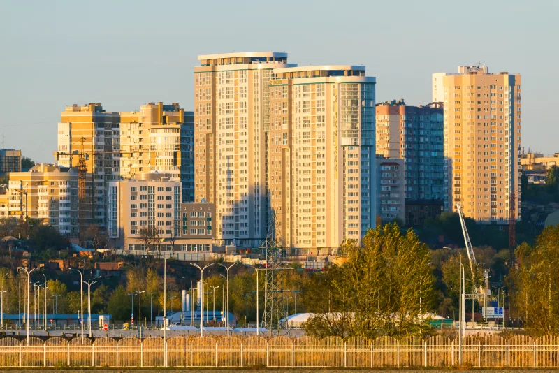 Солнечный закат над современным городом Ростов-на-Дону