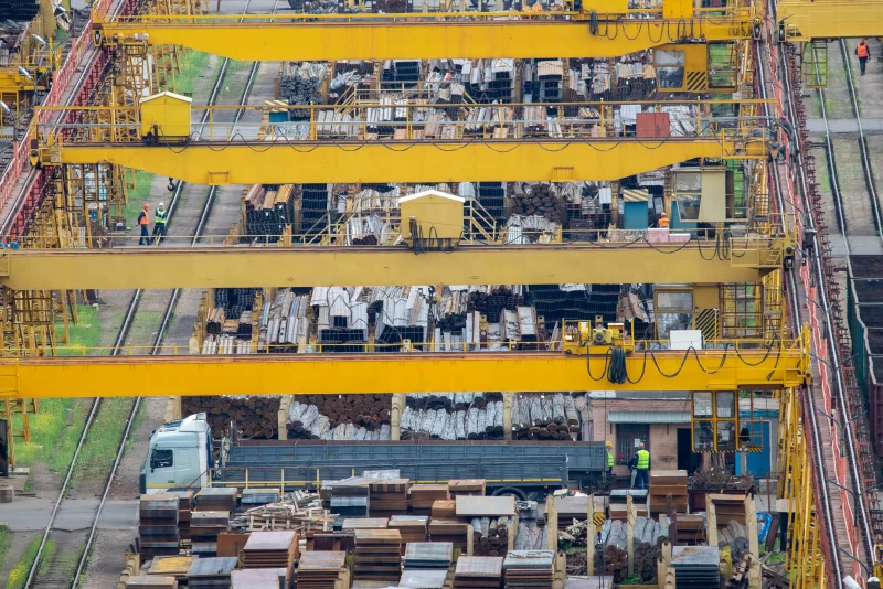 Металлургический завод: краны и металлопрокат