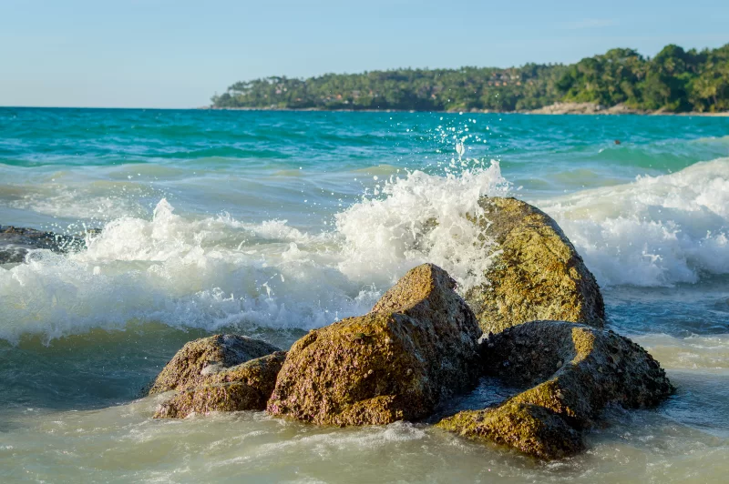 Мощные волны океана бьются о скалистый берег