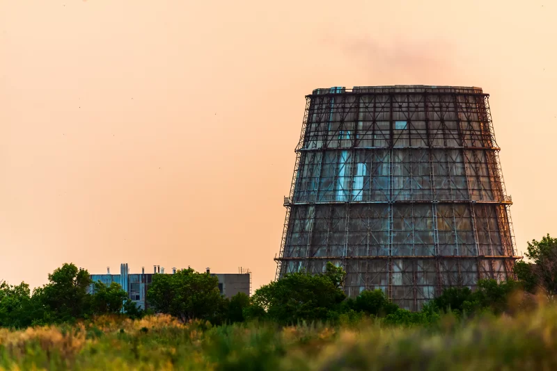 Охлаждающая башня на закате