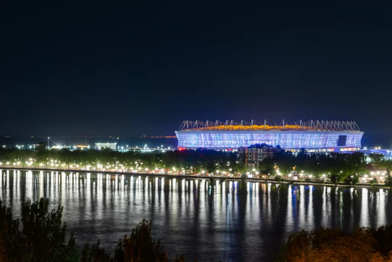 Футуристический стадион Ростов Арена ночью с подсветкой и отражением в реке