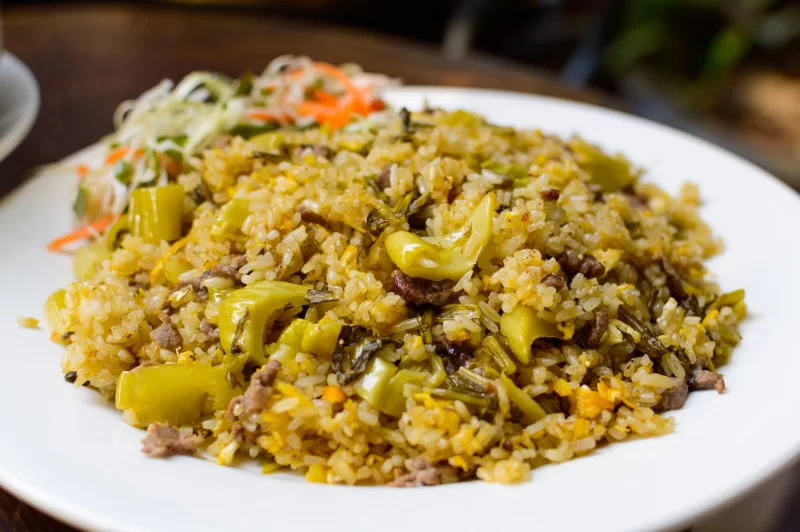Жареный рис с овощами