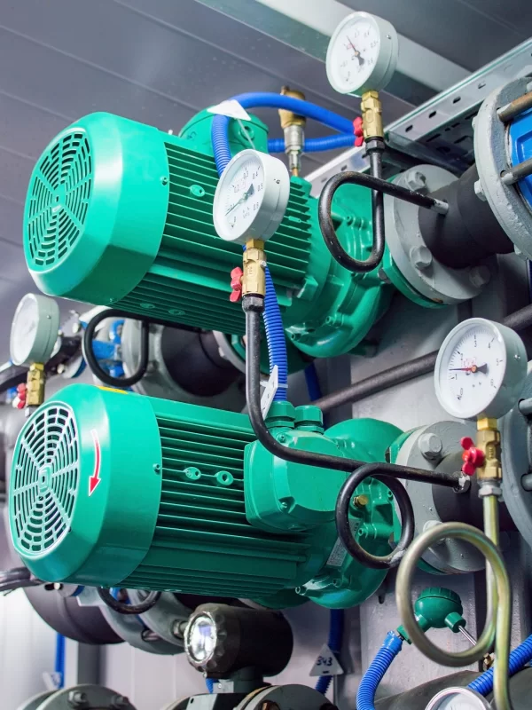 Промышленное оборудование: насосы и манометры