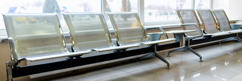 Современные металлические стулья в зале ожидания