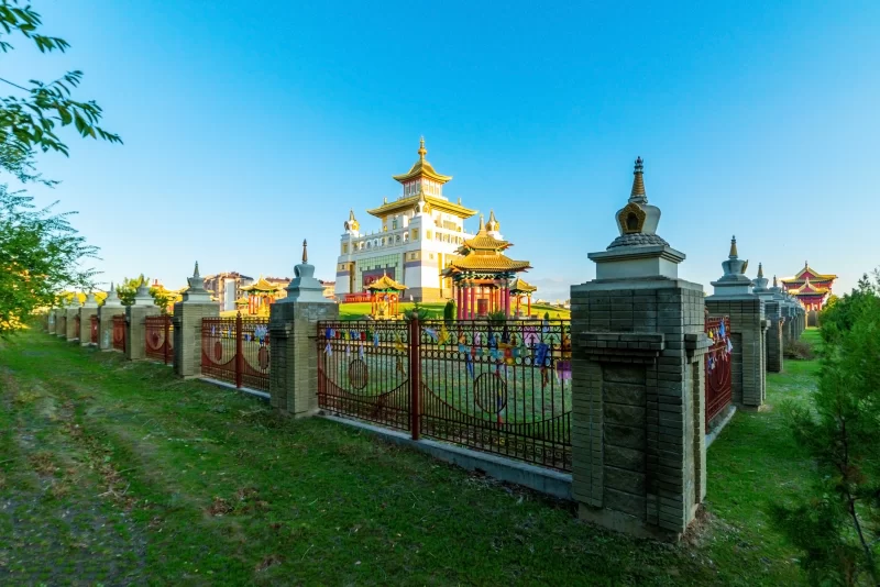 Золотой буддийский храм в Елисте, Россия