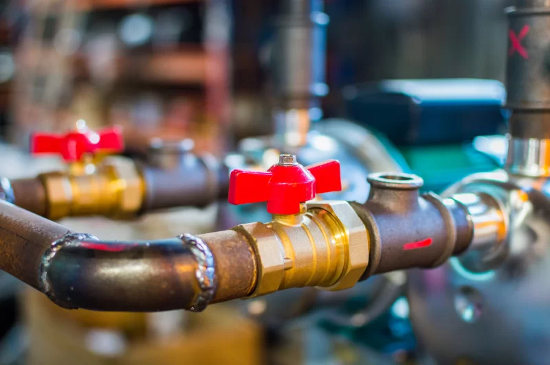 Система трубопроводов с красными вентилями