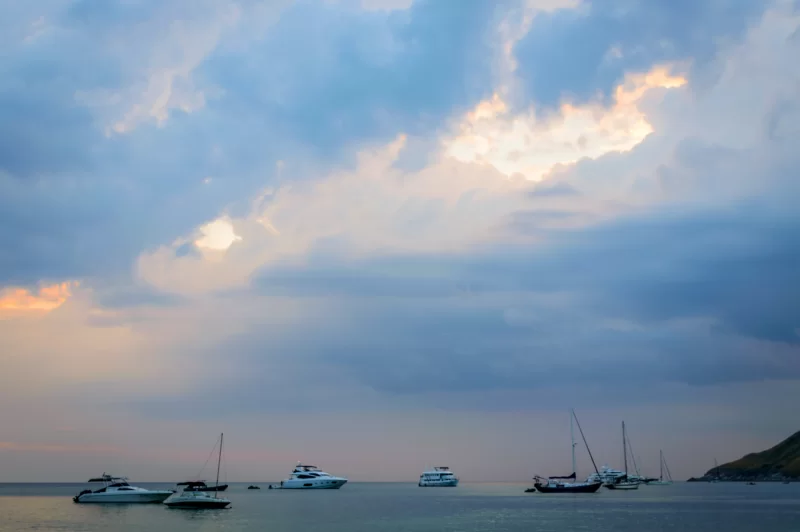 Лодки на спокойном море во время заката