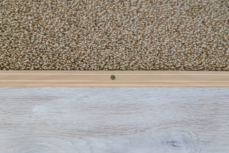 Детальный снимок перехода между ковром и ламинатом