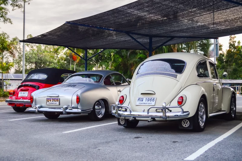 Классические винтажные автомобили под навесом