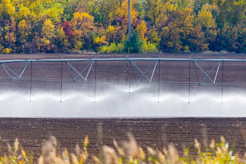 Современная система орошения поливающая сельскохозяйственное поле