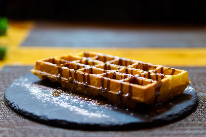 Аппетитная бельгийская вафля с шоколадом