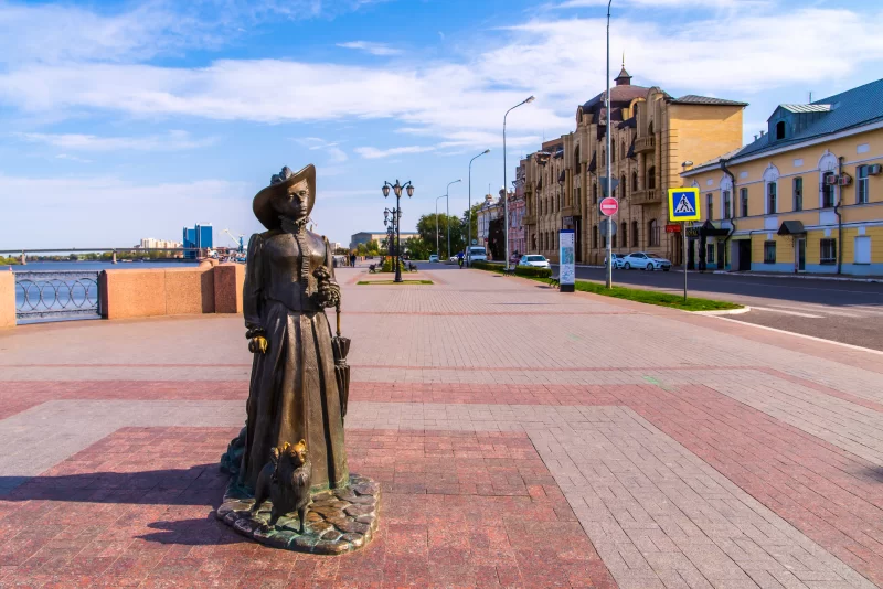 Скульптура «Дама с собачкой»