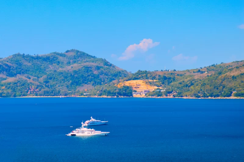 Скоростной катер на фоне голубого неба