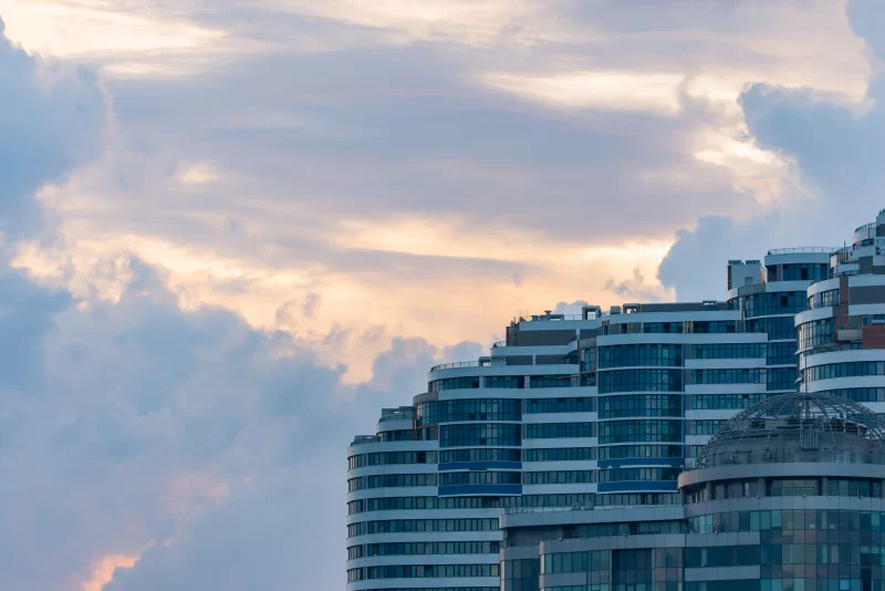 Современная архитектура на фоне закатного неба