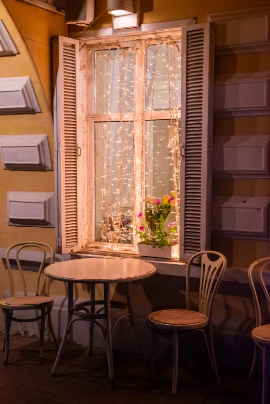 Уютное летнее кафе на открытом воздухе вечером