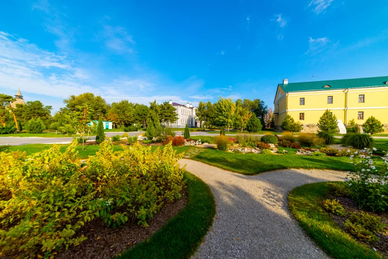 Клумбы, травяная дорожка и декоративная ваза в формальном саду