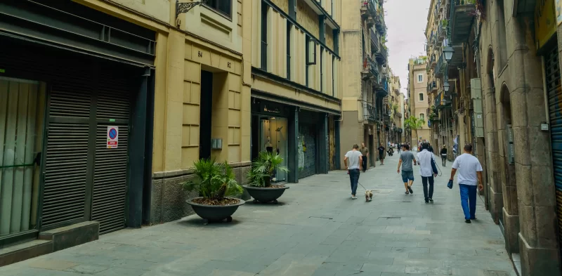Узкие улочки Готического квартала Барселоны: аутентичная атмосфера и городская жизнь