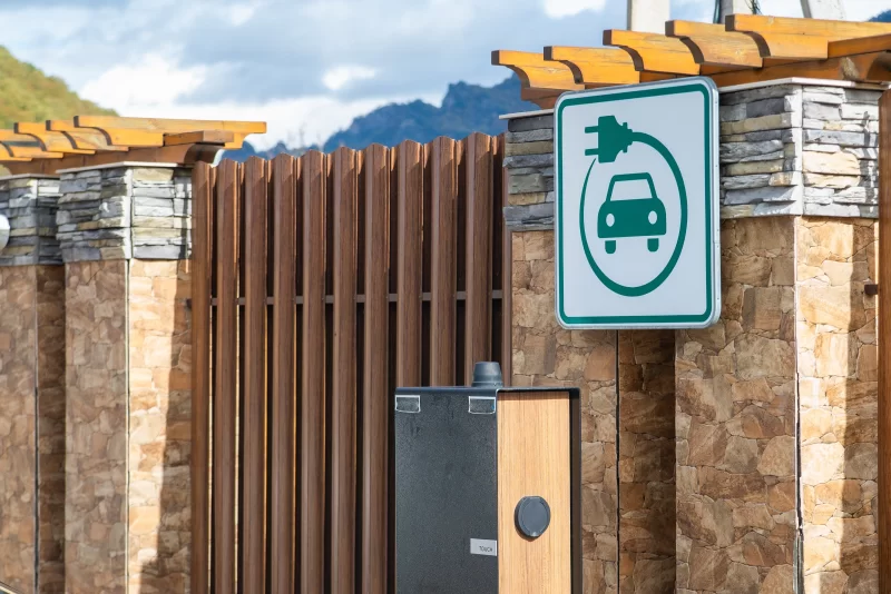 Электрическая зарядка автомобиля в горной местности