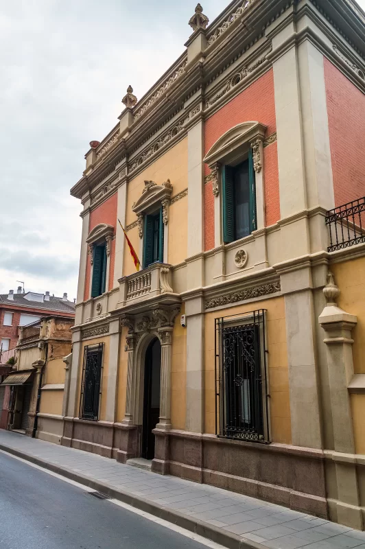 Историческое здание в средиземноморском стиле с орнаментом