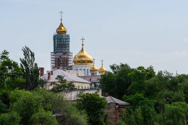 Белая православная церковь с золотыми куполами