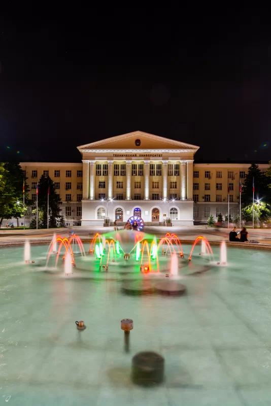Площадь с красочным музыкальным фонтаном