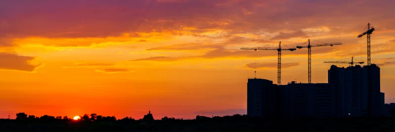 Закат над строительной площадкой