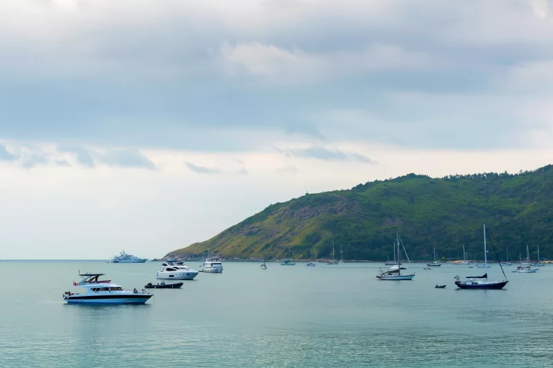 Лодки в спокойной бухте с зелёными холмами